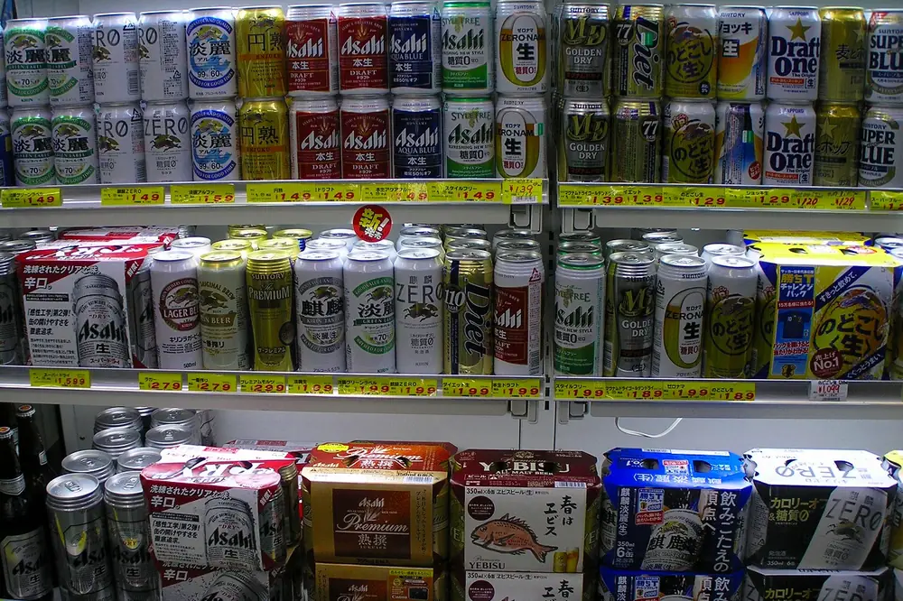 店の冷蔵棚に並ぶ缶ビール