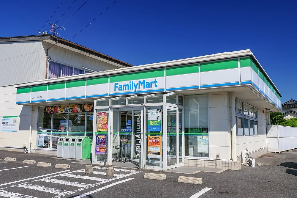 道路沿いのコンビニ(ファミリーマート)